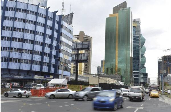 El pulso de la ciudad continúa en su apogeo.