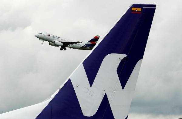 Fotografía de archivo en la que se registró una avión de la aerolínea Latam, al despegar desde el aeropuerto El Dorado, en Bogotá (Colombia).