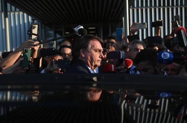 Fotografía de archivo en la que se registró al expresidente de Brasil entre 2019-2022, Jair Bolsonaro (c), en Brasilia (Brasil).