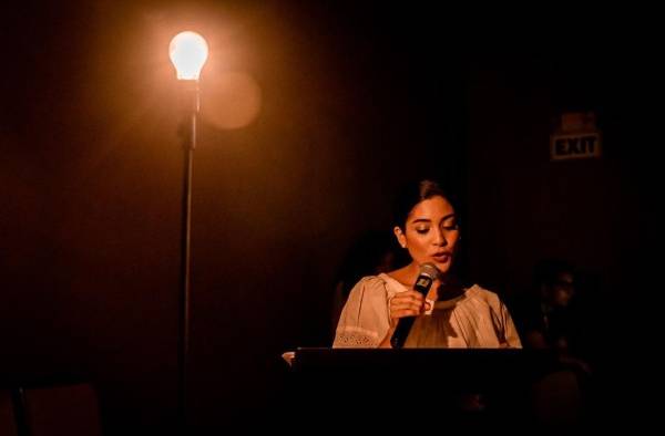 Tatiana Savedra canta 'La jardinera' de Violeta Parra, durante la presentación de la obra.  