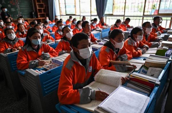 Fotografía de archivo que muestra a los estudiantes en un aula de la Segunda Escuela Secundaria Superior Lhasa Nagqu en Lhasa, en el Tíbet de China, el 1 de junio de 2021.