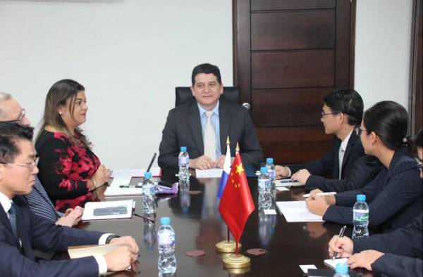 El viceministro de Desarrollo Agropecuario, Alexis Pineda se reunió con una delegación del Comité Regional de la provincia de Hainan de la República Popular de China.