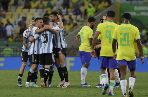 Jugadores (i) de Argentina celebran tras vencer a Brasil.