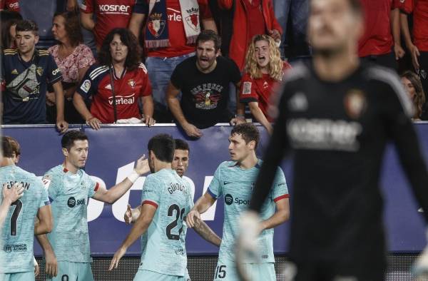 El delantero polaco del FC Barcelona Robert Lewandowski (i) celebra su gol.