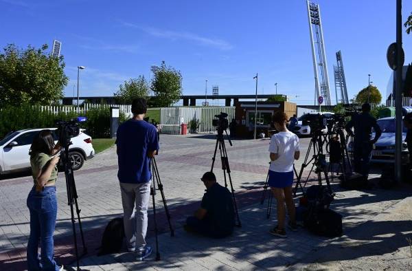 Periodistas aguardan en la entrada de la Federación de Fútbol de España donde un juez encabezó un registro.