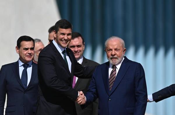 El presidente de Brasil, Luiz Inácio Lula da Silva, y el presidente de Paraguay, Santiago Peña (i), en una fotografía de archivo.