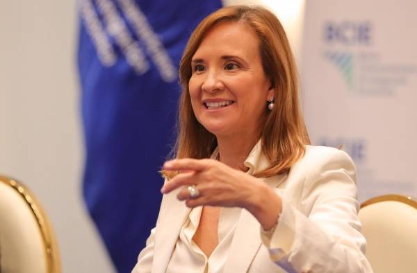 La costarricense Gisela Sánchez habla durante una conferencia de prensa en el edificio del Banco Centroaméricano hoy, en Tegucigalpa (Honduras).