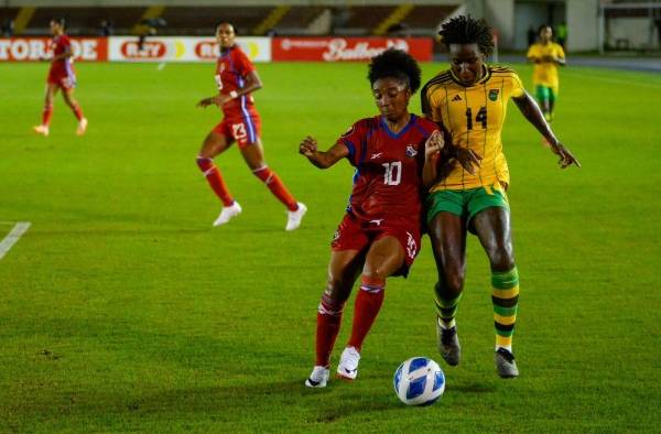 Marta Cox (i.) durante el juego frente a Jamaica.