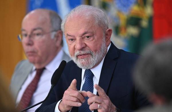 El presidente de Brasil, Luiz Inácio Lula da Silva, habla durante una rueda de prensa con corresponsales extranjeros, en el Palacio de Planalto, en Brasilia (Brasil).