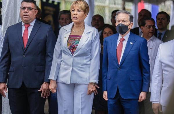 El presidente de la República, Laurentino Cortizo Cohen (d) junto a la gobernadora de Colón Irasema de Dale (c).