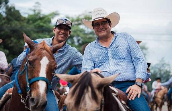 Jorge Simons, empresario y líder comunitario de San Miguelito (i) junto al candidato a la presidencia en 2024 or el Partido Popular, Martín Torrijos Espino (d).