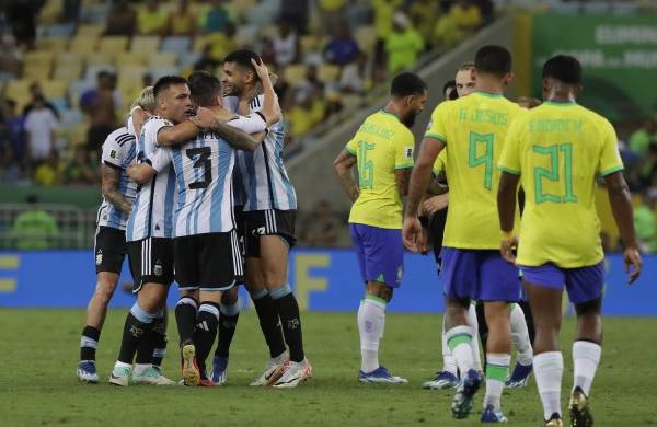 Jugadores (i) de Argentina celebran tras vencer a Brasil.