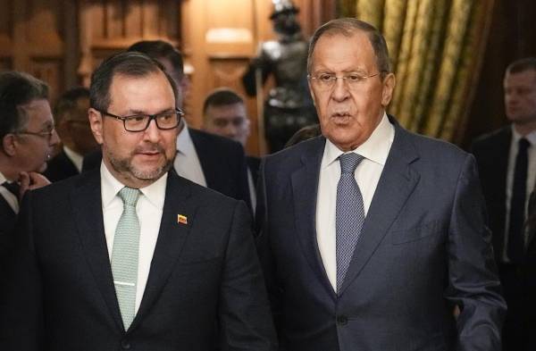 El ministro de Asuntos Exteriores ruso, Sergey Lavrov (R), da la bienvenida al ministro de Asuntos Exteriores de Venezuela, Yvan Gil Pinto (I).