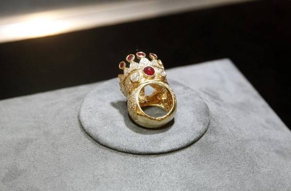 El anillo del rapero estadounidense Tupac Shakur, antes de salir a subasta en la casa Sotheby's, en Nueva York (EE.UU.).