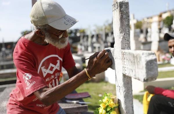 Flores y dolientes en los cementerios de Panamá por el Día de los Difuntos