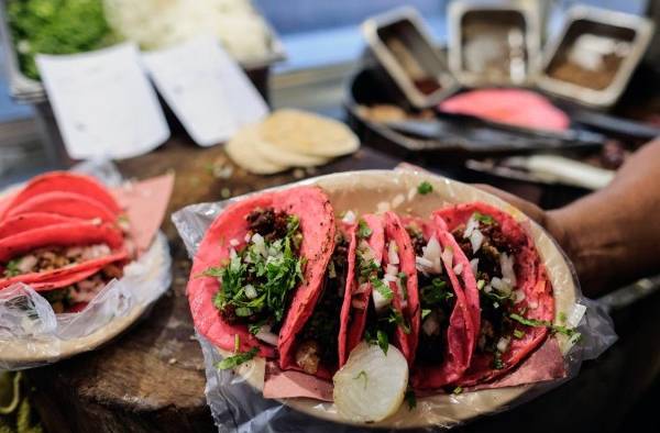 Fotografía de tacos de carne de suadero estilo ‘Barbie’, el 20 de julio de 2023, en el balneario de Acapulco, Guerrero (México).