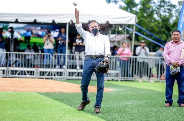 Cortizo inauguró la Villa Deportiva de Barranco con cancha de fútbol de grama natural.