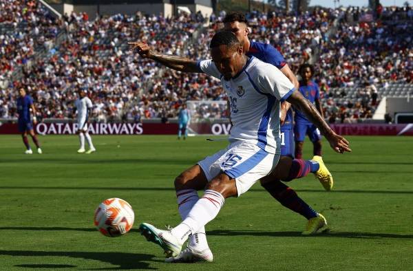 Eric Davis domina la bola en el partido de la semifinal de la Copa Oro 2023.