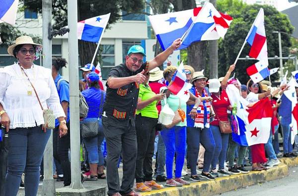 Los docentes se concentraron en la vía España, frente a la iglesia del Carmen, para celebrar.