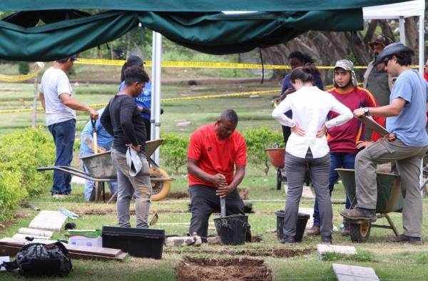 Los informes de exhumación de 2020 apuntan a que los restos de Bethancourt podrían encontrarse en otra ubicación dentro de la fosa del cementerio Jardín de Paz