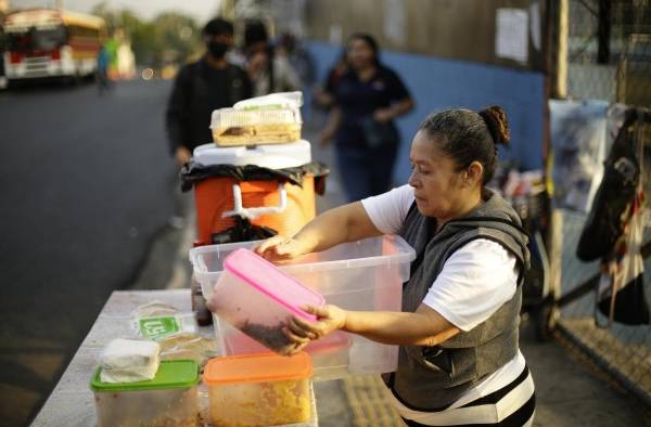 Una mujer vende alimentos en San Salvador, en una fotografía de archivo.