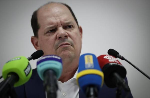 El presidente de la Federación Panameña de Fútbol de Panamá (Fepafut) Manuel Arias habla durante una conferencia de prensa hoy, en la sede del organismo en Ciudad de Panamá.