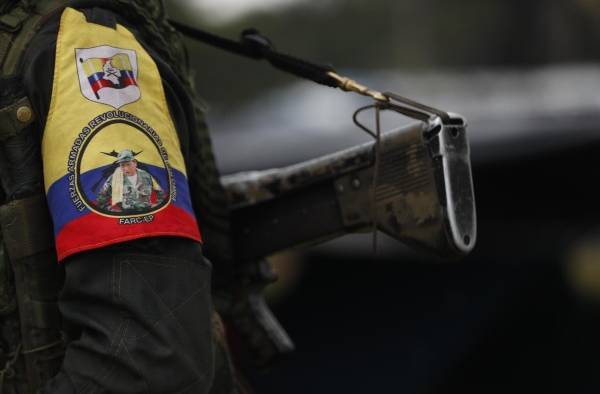 Fotografía de archivo del escudo de las disidencias de las FARC, en la Casa Roja, en el departamento de Caquetá (Colombia).