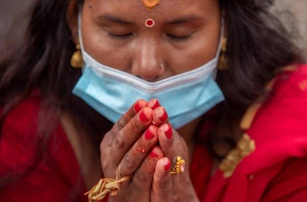 Mujeres nepalíes celebran el festival Teej, en donde piden por su matrimonio