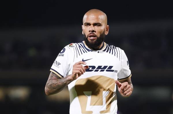 El jugador de Pumas Dani Alves reacciona ante Mazatlán hoy, durante un partido de la jornada cinco del Torneo Apertura del fútbol mexicano realizado en el Estadio Olímpico Universitario de la Ciudad de México (México).