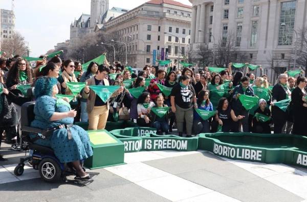 Fotografía de archivo que muestra a varias mujeres en una manifestación a favor del aborto en Washington (Estados Unidos).