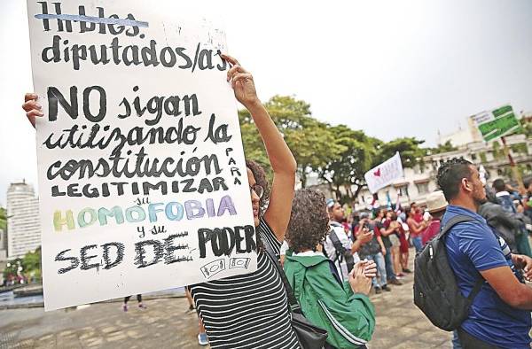 Defensores de los derechos del grupo de LGTBI rechazan las reformas constitucionales.