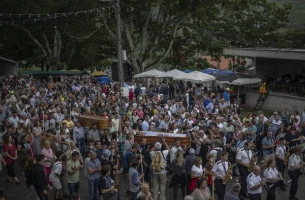 Vista de la Procesión de los Cadaleitos, en el municipio de As Neves (Galicia, noroeste de España).