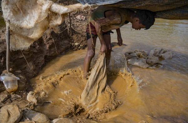 Niños mineros en Venezuela