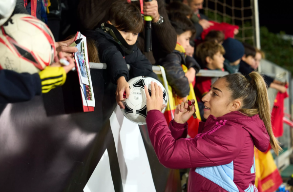 Carmona firmando un balón a los fanáticos tras un entrenamiento.