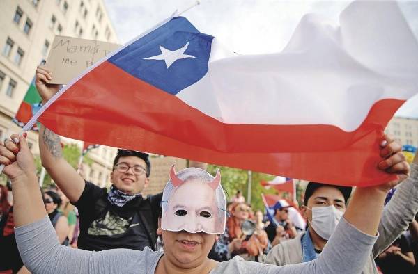 Continúan las protestas en la Plaza Italia de Santiago