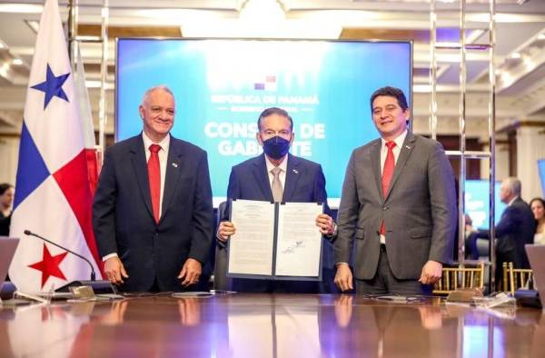 Cortizo durante el acto de firma de la norma que establece la nueva política.