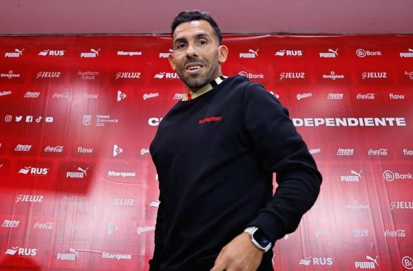 Carlos Tévez posa durante su presentación como el nuevo técnico de Independiente, en Buenos Aires (Argentina).