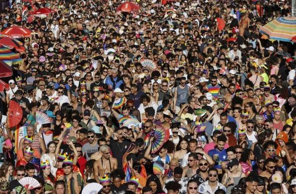 Personas participan en la 27 edición de la Marcha del Orgullo Gay 2023 en la avenida Paulista en Sao Paulo (Brasil).