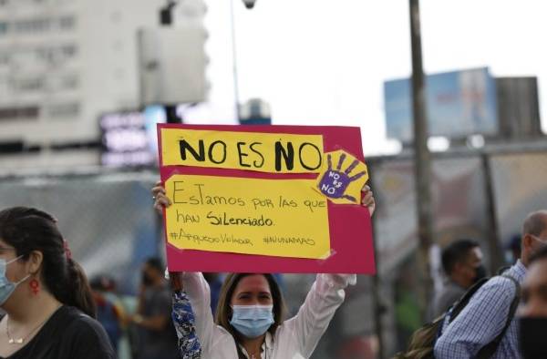 Una de las manifestantes muestra una de las pancartas de rechazo al fallo de la Corte.