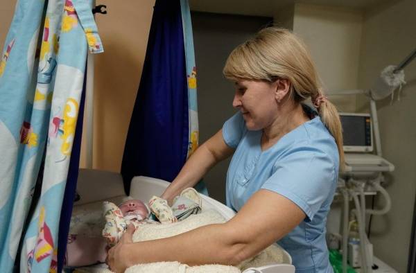 Niños son atendidos en una habitación protegida por sacos de arena en hospital de Ucrania