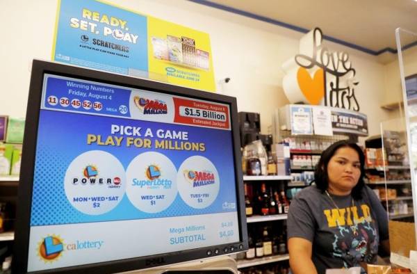 Una pantalla digital muestra el mayor premio mayor de la lotería Mega Millions de $1.5 mil millones en una tienda de donas en Oakland, California, EE.UU.