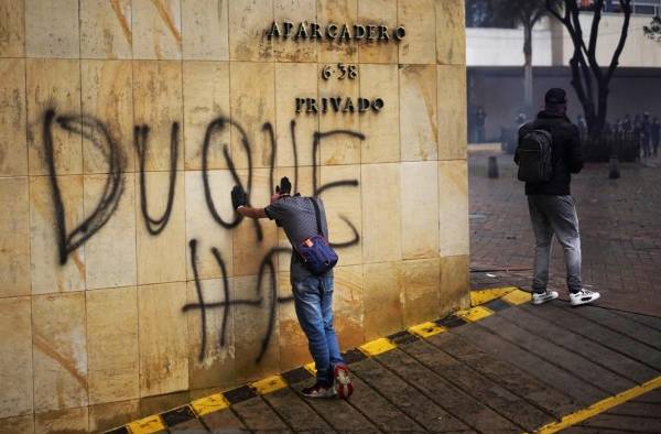 La crisis a puesto al uribismo contra las cuerdas y arroja dudas sobre la continuidad de la presidencia Duque, delfín político del exmandatario Alvaro Uribe Vélez. 