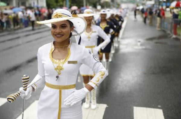 Rinden honor a la Patria en los 119 años de vida republicana