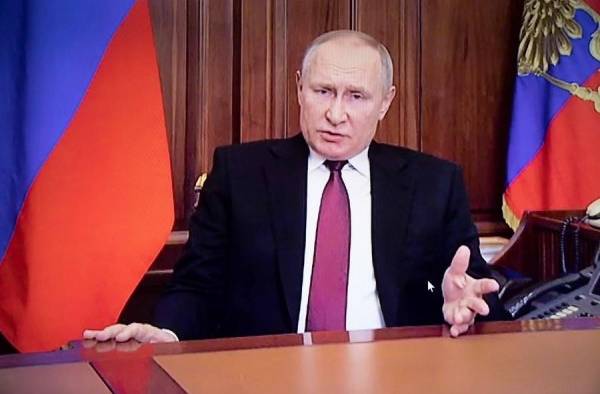 Imagen de archivo de una pantalla mostrando al presidente ruso, Vladimir Putin, hablando durante un discurso televisado, en Moscú, Rusia.