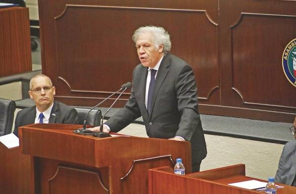 Conmemoración del Holocausto, en la Asamblea Nacional. Al centro, Luis Almagro, titular de la OEA.