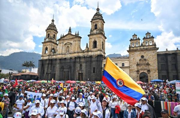 Con pañoletas, banderas, bastones de mando e instrumentos musicales, los indígenas se congregaron en la céntrica Plaza de Bolívar.