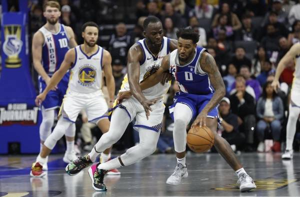 El jugador de Sacramento Kings Malik Monk (d) en una acción del encuentro, disputa la pelota con el de los Golden State Warriors Draymond Green (c). EFE/EPA/JOHN G. MABANGLO