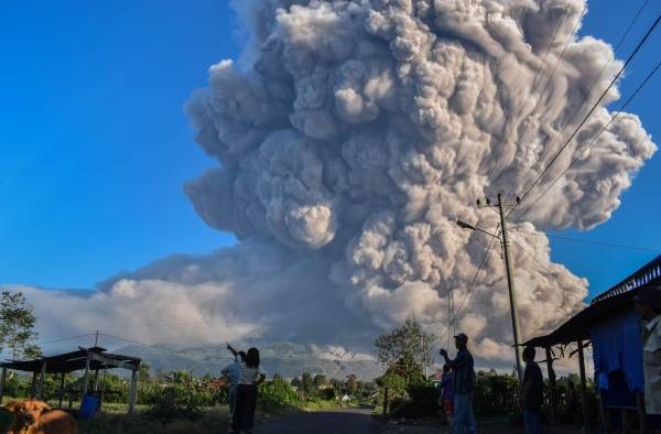 Espectacular columna de cenizas del volcán Sinabung