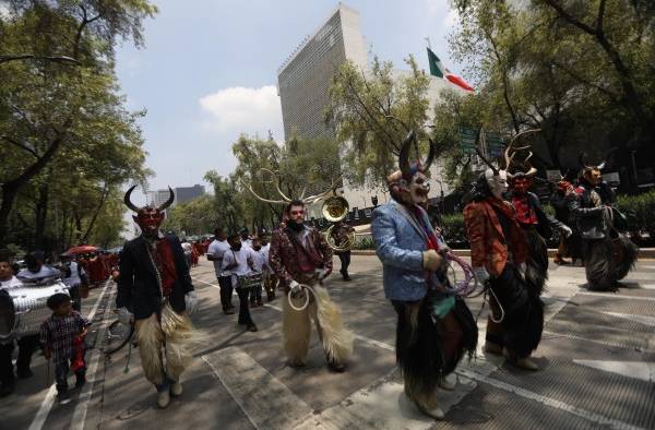 Indígenas de México reclaman visibilidad y derechos en marcha conmemorativa