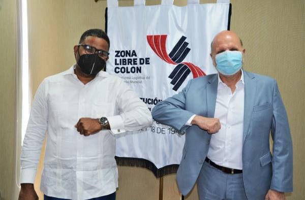 El gerente de la Zona Libre de Colón, Giovanni Ferrari (der.) y el cónsul de República Dominicana en Panamá, Robert Polanco (izq.)